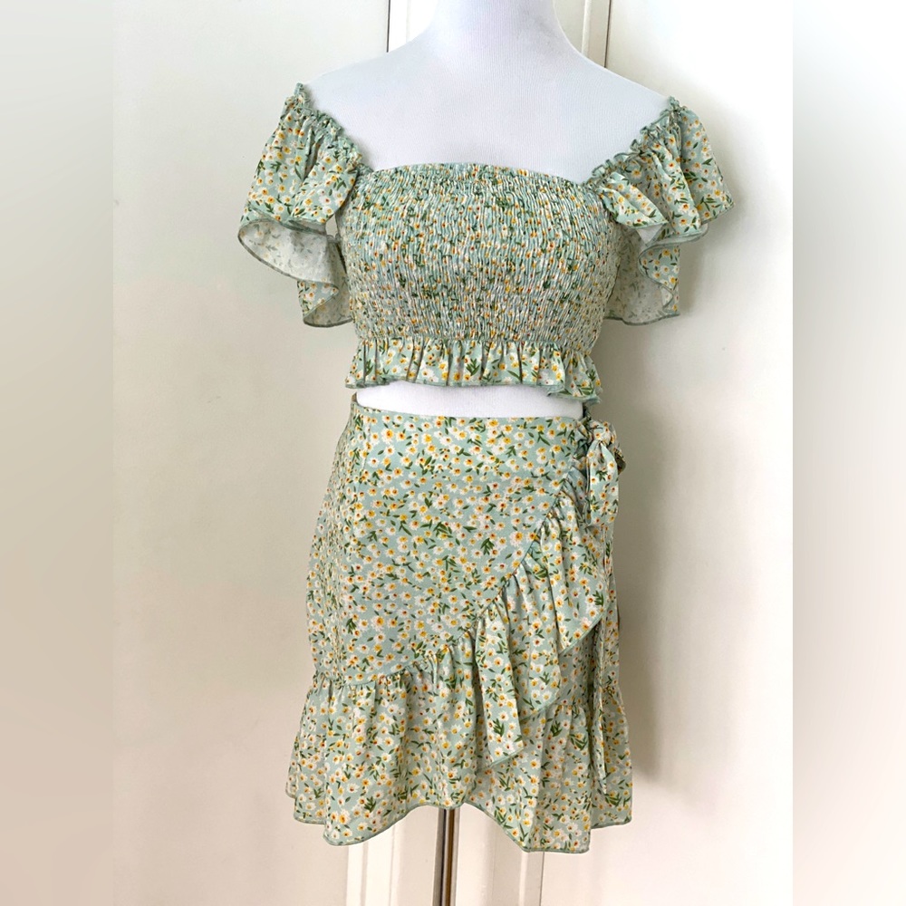2-pc Sage Green Floral Crop Top/Skirt Set Sz Sm/Med